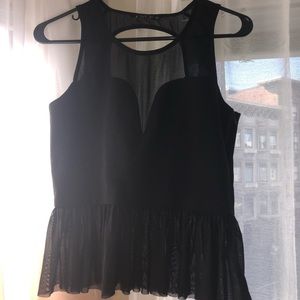 Flounce hem top, sheer details & back cut out 🌸